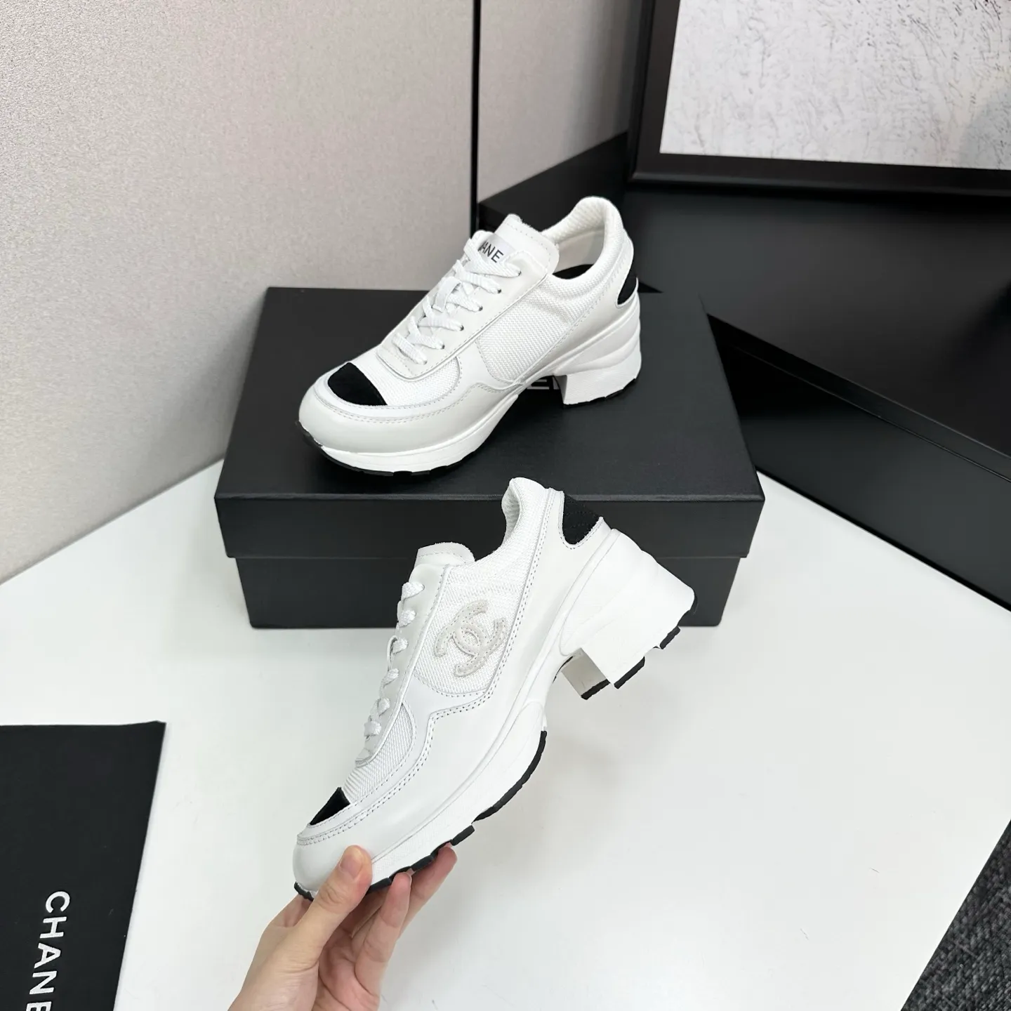 👟👟Ex-factory price 640👟👟Chanel Panda Shoes! 2025 counter's top casual sports shoes. This classic design; the upper is electro-embroidered with a variety of techniques; the outsole is fashionable and sporty; the unusual inclusion of a variety of color matching elements... The diversified mix and match is very good-looking and versatile, and can be used for leisure, fashion, sports, and outdoor... ꫛꫀꪝ Go➫ Materials: ❶Upper made of: original imported first-layer silk cowhide + original waterproof cloth + original first-layer cowhide ❷Inner lining: Original Yangli+wang ❸ Outsole based on: Original TPU combination outsole Counter boutique packaging complete set for women 35–41